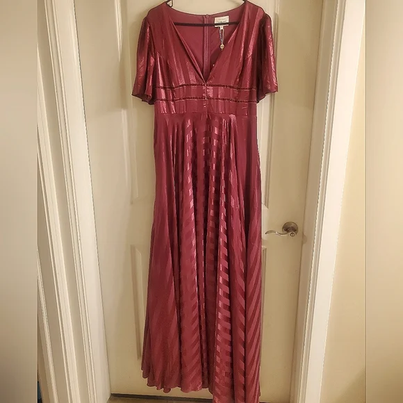 Elegant Burgundy Evening Gown - Picture 1 of 4